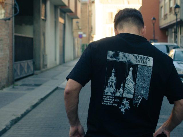 Camiseta serigrafia fame de mundo negra